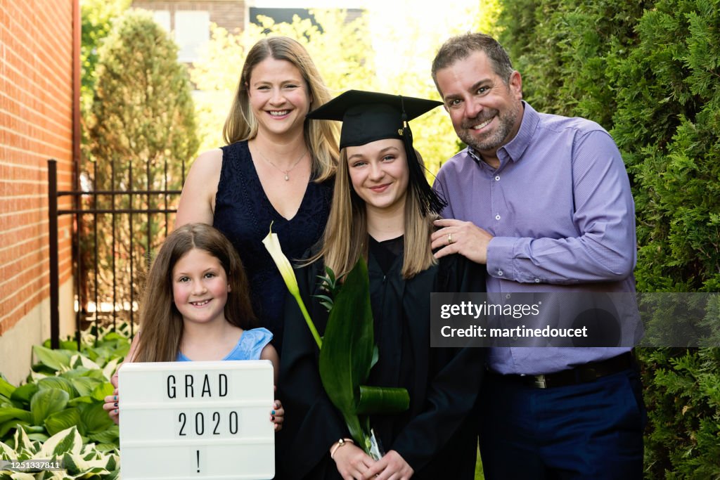 Teenager-Mädchen Abschluss von Grundschule Familienportrait im Hinterhof.