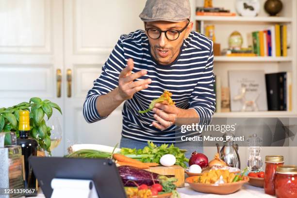 glücklicher mann kochstunde unterricht online - mediterrane kultur stock-fotos und bilder