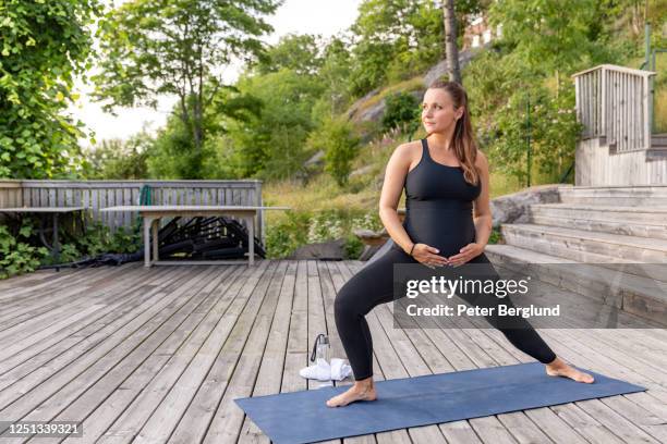 pregnant woman doing yoga - prenatal yoga stock pictures, royalty-free photos & images