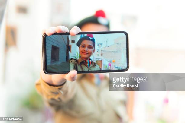 porträtt av glad ung flicka bär ncc uniform och ta selfie i telefon. - slyskog bildbanksfoton och bilder