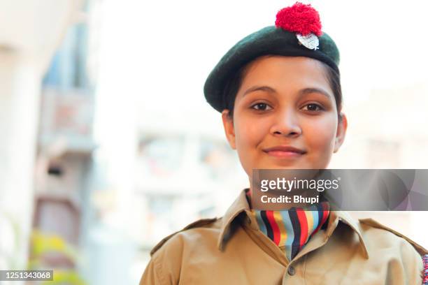 portret van gelukkig jong meisje dat het uniform van ncc draagt. - indian soldier stockfoto's en -beelden
