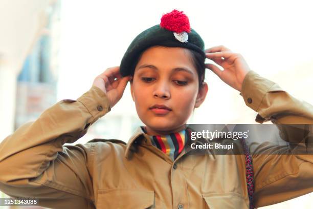 porträt von glücklichen jungen mädchen trägt ncc uniform. - kadett stock-fotos und bilder