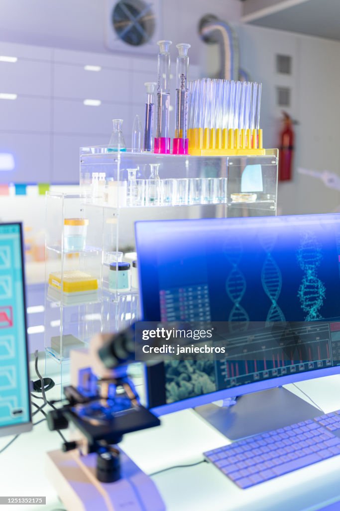 Attrezzature da laboratorio futuristiche. Ricerca sulla scansione del DNA sugli schermi dei computer