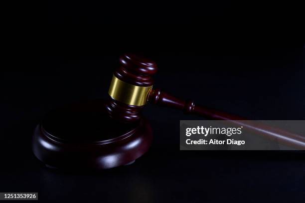 close up of a judge's gavel on a black table. - sentencing fotografías e imágenes de stock