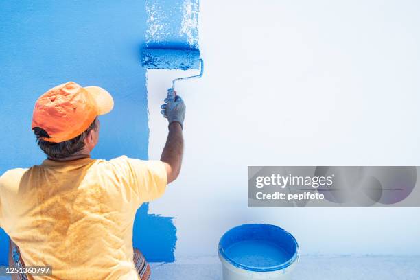 pintando la piscina - pintor fotografías e imágenes de stock