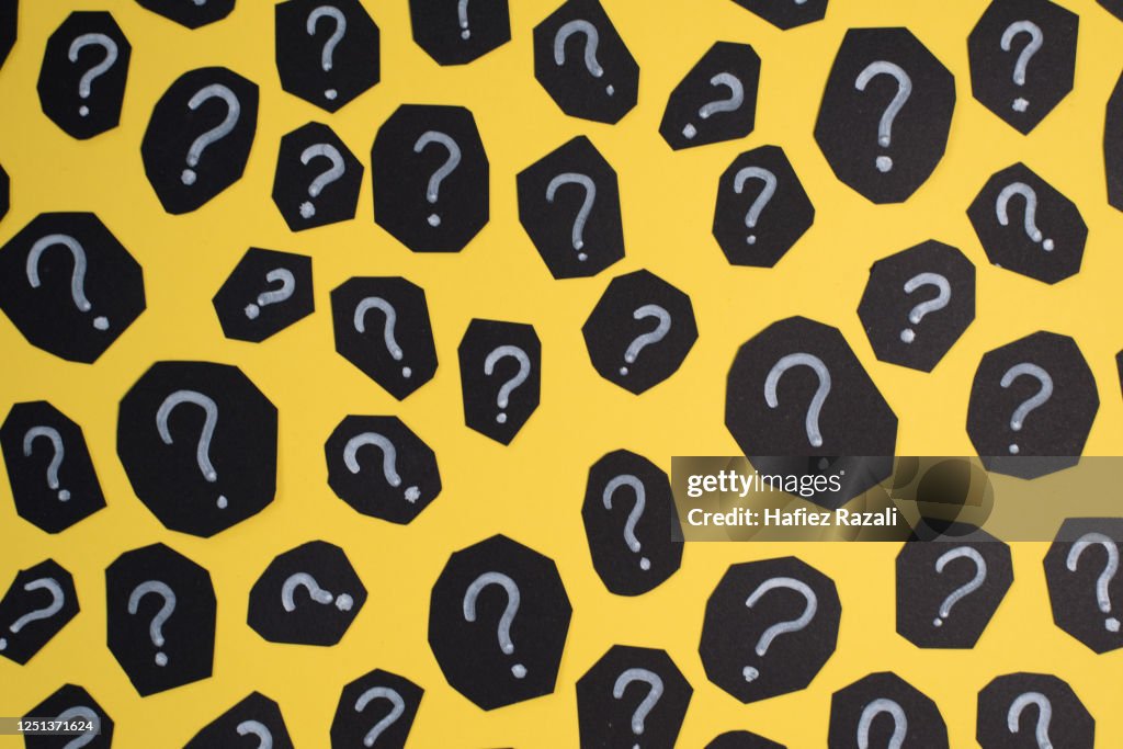 Point d'interrogation sur le fond jaune