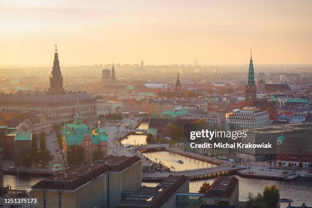 panoramisch uitzicht op het centrum van kopenhagen. - copenhagen city skyline stockfoto's en -beelden