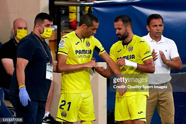 Mario Gaspar of Villarreal CF gives to Bruno Soriano the captain armbrand during the Liga match between Villarreal CF and Sevilla FC at Estadio de la...
