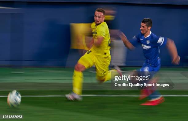 Javier Ontiveros of Villarreal CF competes for the ball with Sergio Escudero Palomo of Sevilla FC during the Liga match between Villarreal CF and...