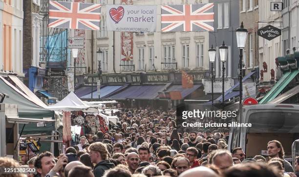 October 2022, Great Britain, London: Countless visitors walk through Portobello Road Market in London's Notting Hill district. On the...