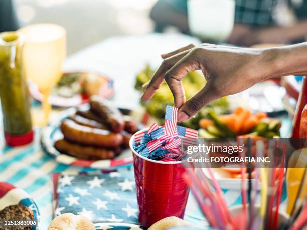 enjoying 4th july bbq hamburger - american 4th july celebrations imagens e fotografias de stock