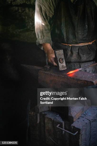 master blacksmith at work in bøstad, norway - schmied stock-fotos und bilder