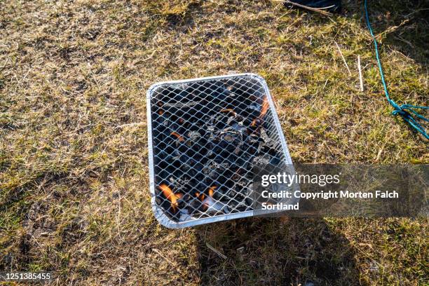 preheating a disposable barbecue grill in ramberg, norway - desechable fotografías e imágenes de stock