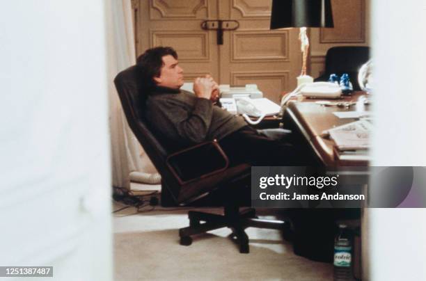 Bernard Tapie dans son bureau