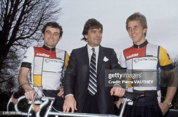 Bernard Tapie présente la nouvelle équipe cycliste : " La vie claire " entouré de Bernard Hinault et Greg LeMond