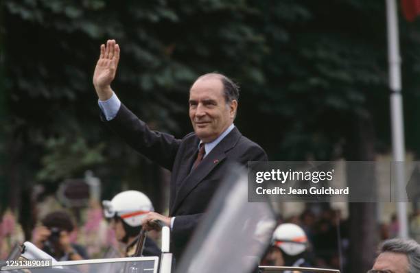 François Mitterrand descend les Champs-Elysées en voiture présidentielle lors de son investiture à Paris le 21 mai 1981 à Paris, France.