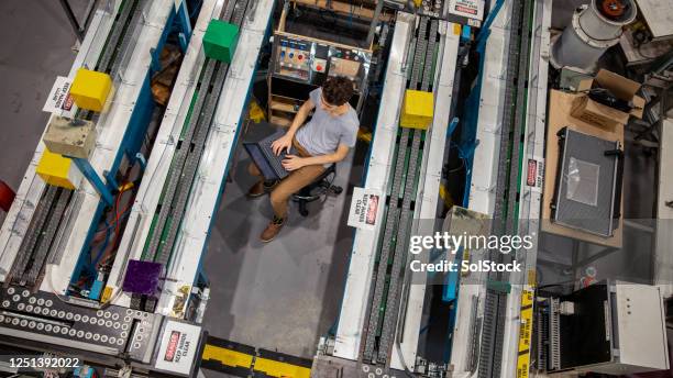 studieren während der arbeit - chemieingenieurwesen stock-fotos und bilder
