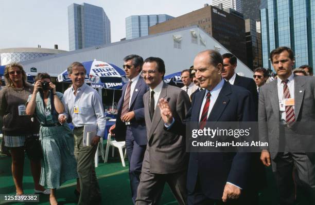 François Mitterrand et Jacques Attali se rendent à pied à une conférence de presse