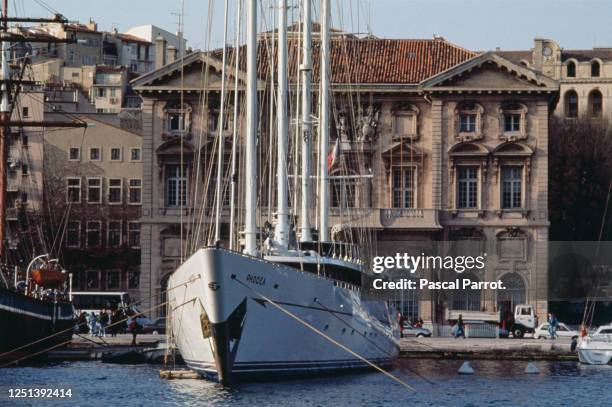 Le Phocea, voilier de Bernard Tapie dans le vieux port de Marseille. Ce bateau baptisé à l'origine Club Meditérannée, a été conçu par Alain Colas. Il...