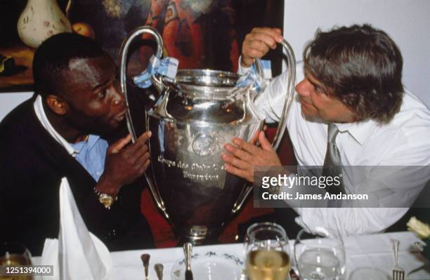 Bernard Tapie et Basile Boli fêtent la victoire de l'OM face au Milan AC en finale de la coupe d'europe à l'Hôtel Bachmair