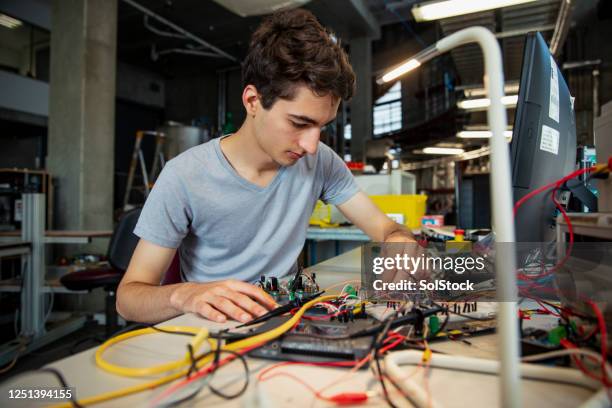 keeping focused - engeneer student electronics stock pictures, royalty-free photos & images