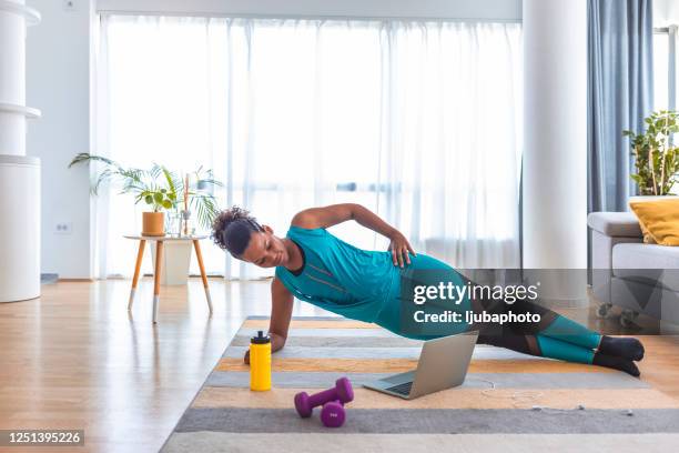 il multitasking è la cosa più semplice che abbia mai fatto - home workout foto e immagini stock