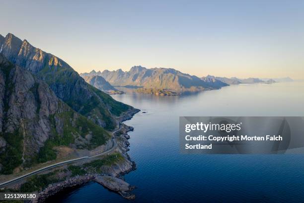 aerial view of a mountain overlooking the sea in moskenesøya, norway - nordland county photos et images de collection