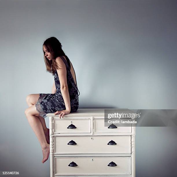 mädchen auf der brust mit schubladen - bureau vintage stock-fotos und bilder