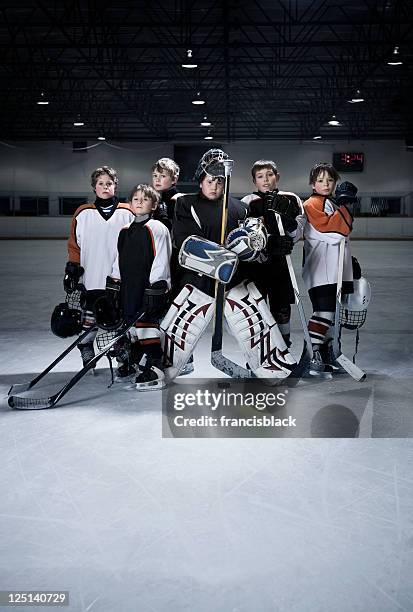 jovem equipa de hóquei - ice hockey uniform imagens e fotografias de stock