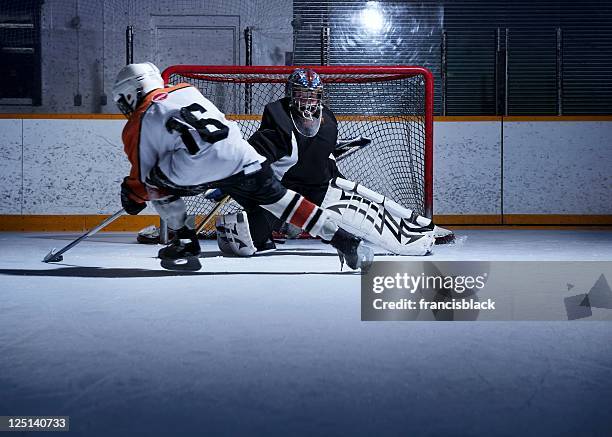 hockey shoot out - hockey keeper stockfoto's en -beelden