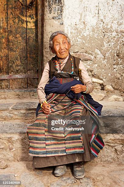 tibetan woman with rosary - annapurna beschermd gebied stockfoto's en -beelden