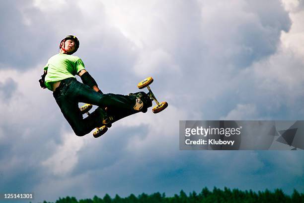 mountain boarder in aktion - big air stock-fotos und bilder
