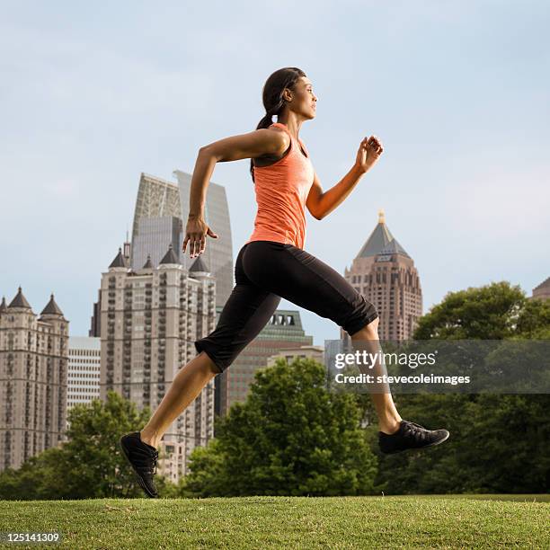 woman running in piedmont park, atlanta, georgia us - piedmont park stockfoto's en -beelden