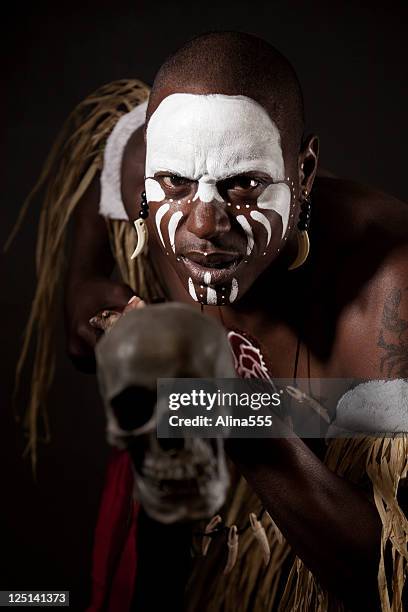 strega africano medico con bodypaint in luce drammatica - pittura per il viso foto e immagini stock