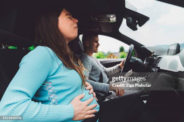 raus ins krankenhaus - baby kommt - pregnant woman car stock-fotos und bilder