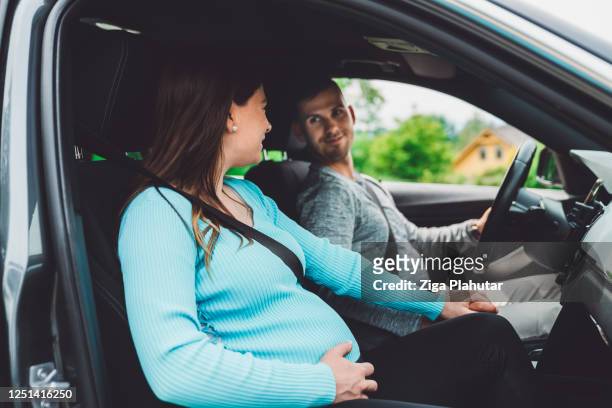 schwangere frau und ihr mann sitzen im auto - pregnant woman car stock-fotos und bilder