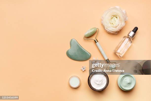 flowers and face massage supplies - jade gema imagens e fotografias de stock