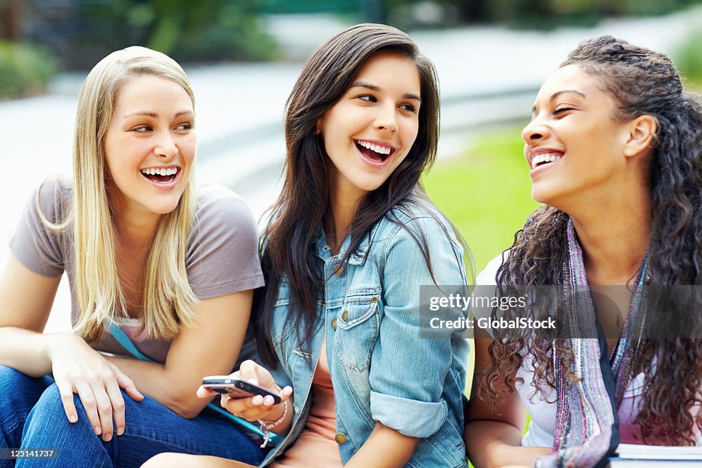 Trois amis souriant sur un message texte
