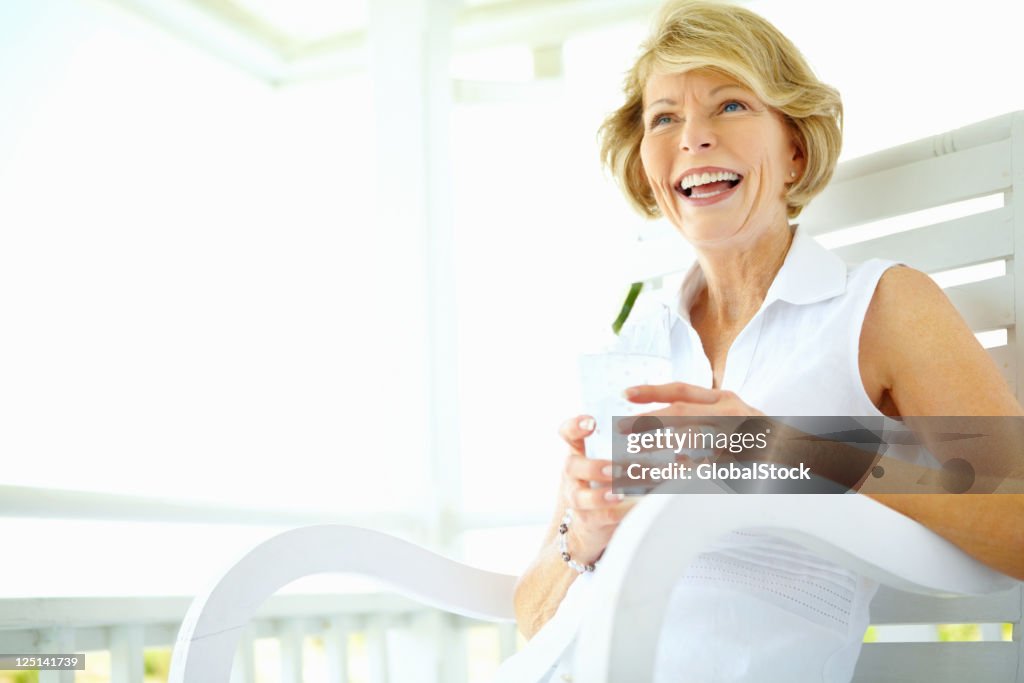 Mujer Alegre, de edad avanzada soñar despierto