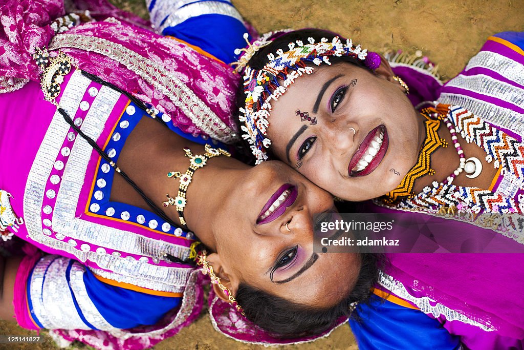 Indian raparigas a sorrir no deserto Rajastão