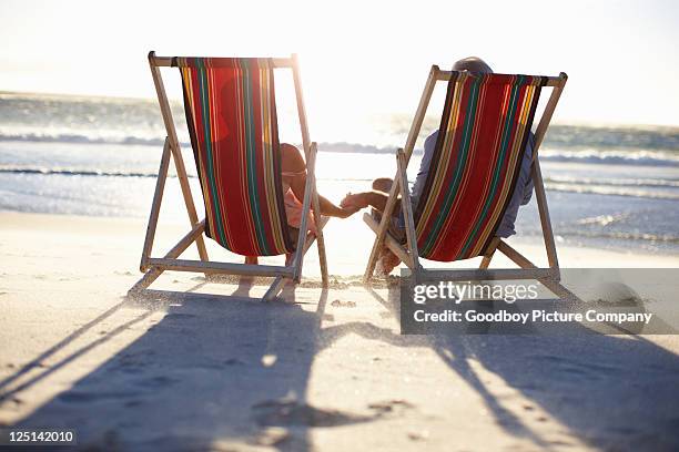 tener un momento en la playa - escapismo fotografías e imágenes de stock