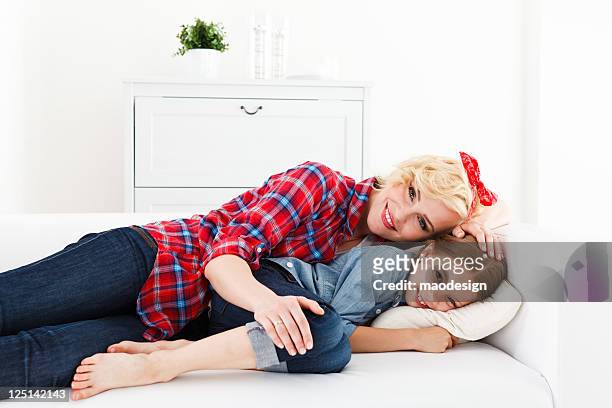 mutter und tochter beim liegen auf der couch - barefoot feet up lying down girl stock-fotos und bilder
