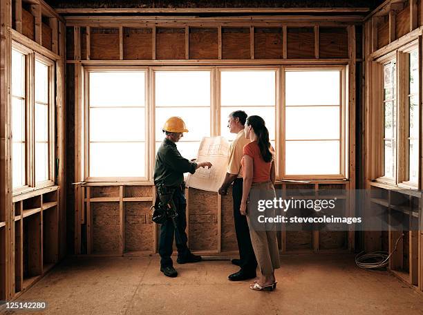 coppia e builder - casa in esposizione foto e immagini stock