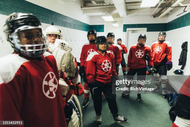 squadra di hockey su ghiaccio femminile prima della partita - difensore hockey su ghiaccio foto e immagini stock