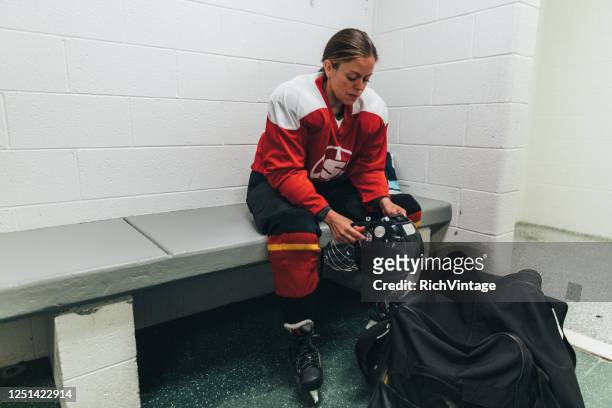 women's ice hockey player pre game - ice hockey defenseman stockfoto's en -beelden