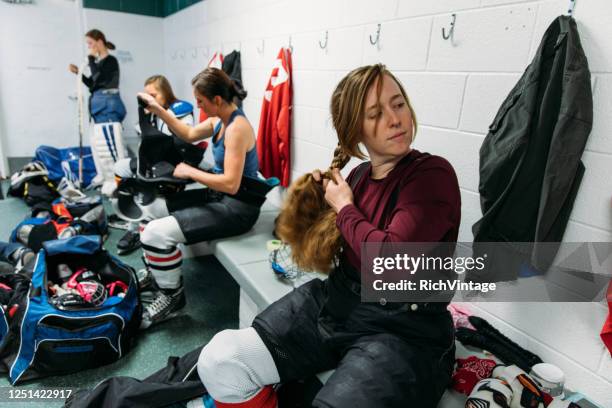 women's ice hockey team pre game - locker stockfoto's en -beelden