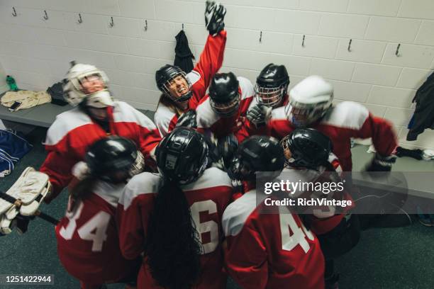 frauen-eishockey-team feiert - eishockeyspieler stock-fotos und bilder