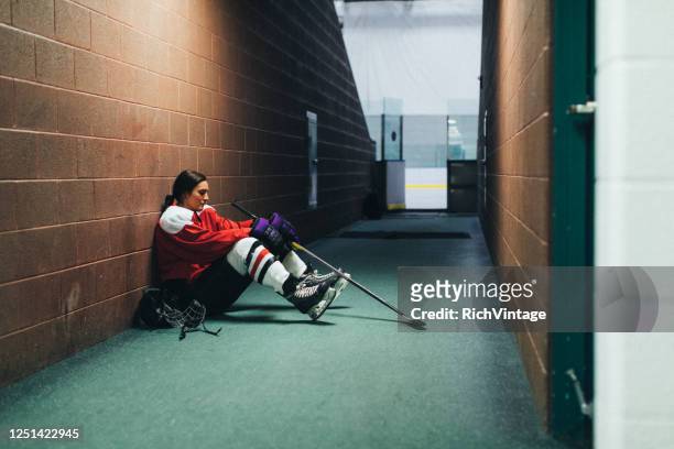 frauen-eishockeyspieler portrait - hockey player stock-fotos und bilder