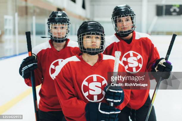 女子アイスホッケーオフェンス選手の肖像画 - offense sporting position ストックフォトと画像