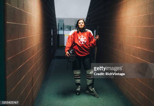 ritratto di giocatore di hockey su ghiaccio femminile - hockey su ghiaccio foto e immagini stock